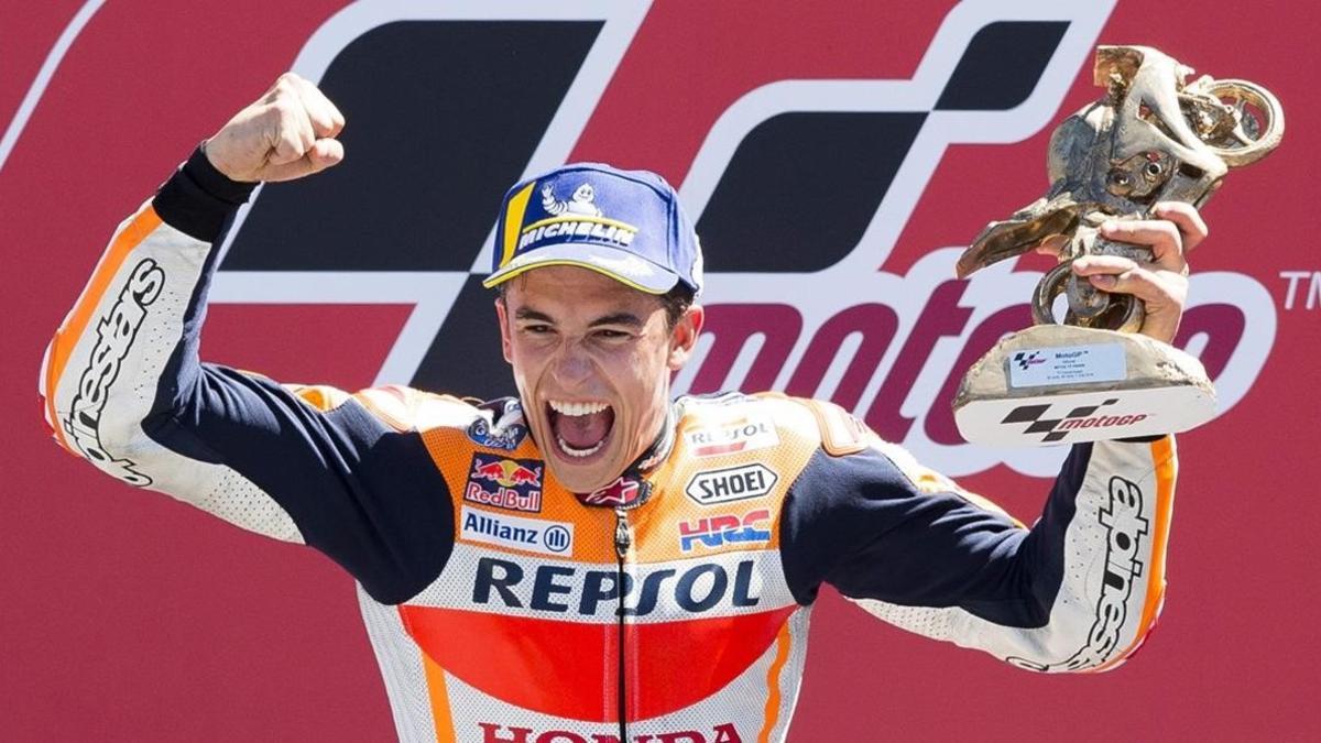 Marc Márquez (Honda) celebra con los suyos, en el podio, la victoria en Assen.