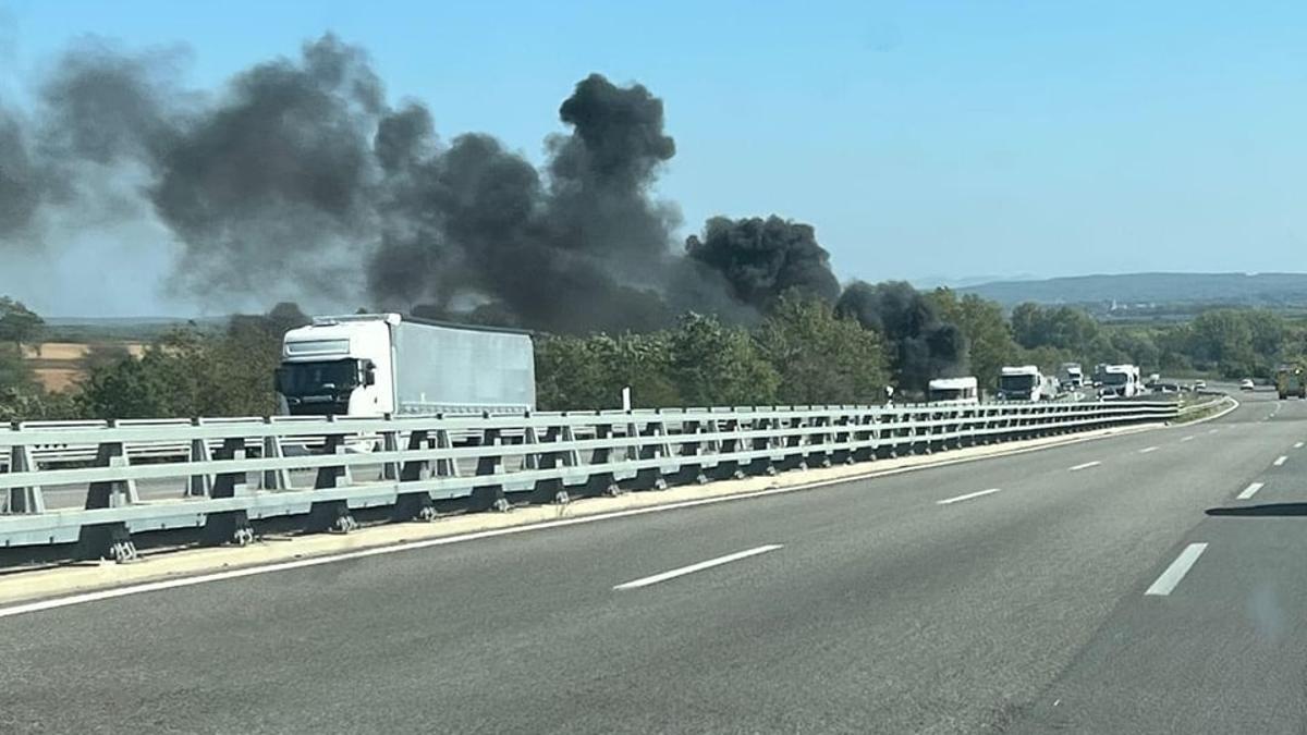 El furt fum que generava l'incendi de la furgoneta a Medinyà