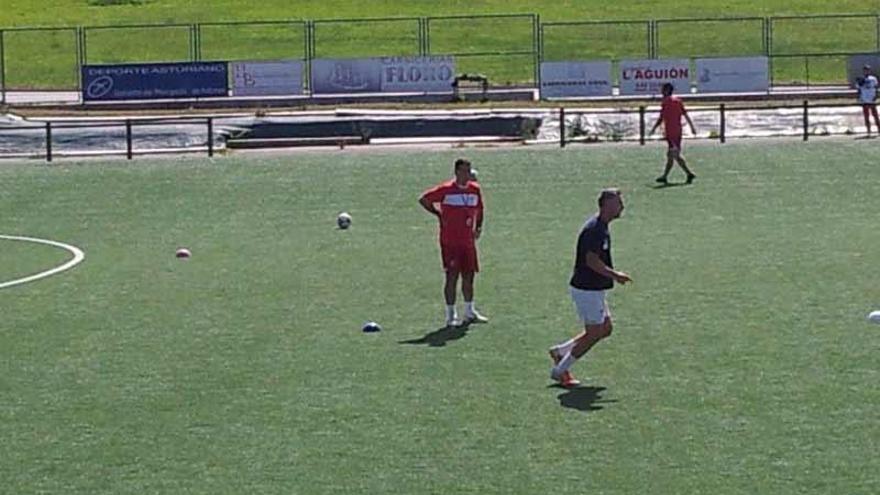 Un entrenamiento del Marino en las instalaciones deportivas de Balbín.