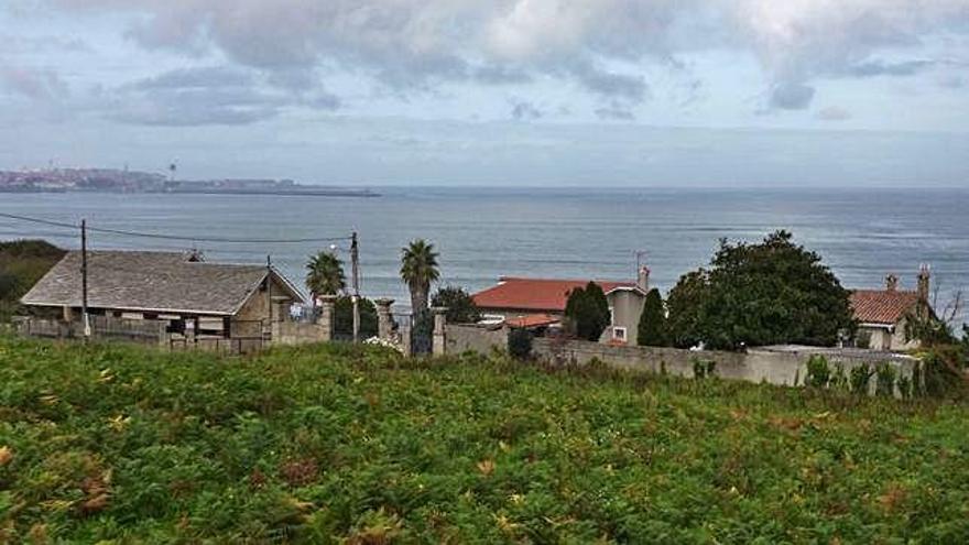 Viviendas que el Concello expropiará en Bastiagueiriño.