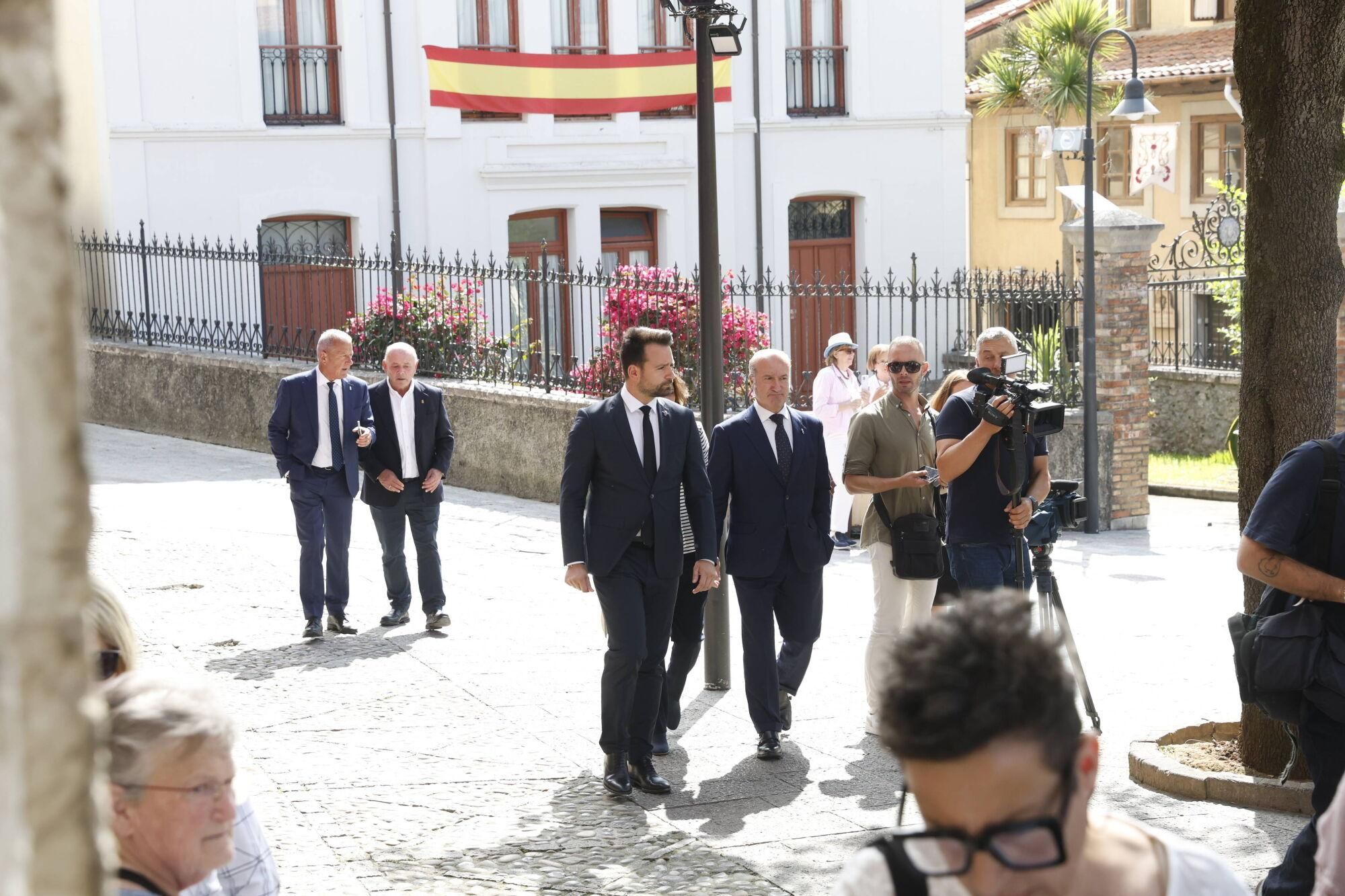 Las imágenes del funeral de Antonio Trevín en la basílica de Llanes.