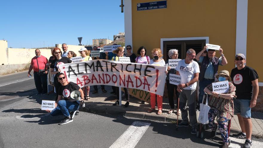 Los vecinos de Almatriche vuelven a manifestarse para reclamar aceras