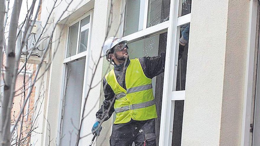 Un trabajador en el Centro de Salud Parada del Molino.