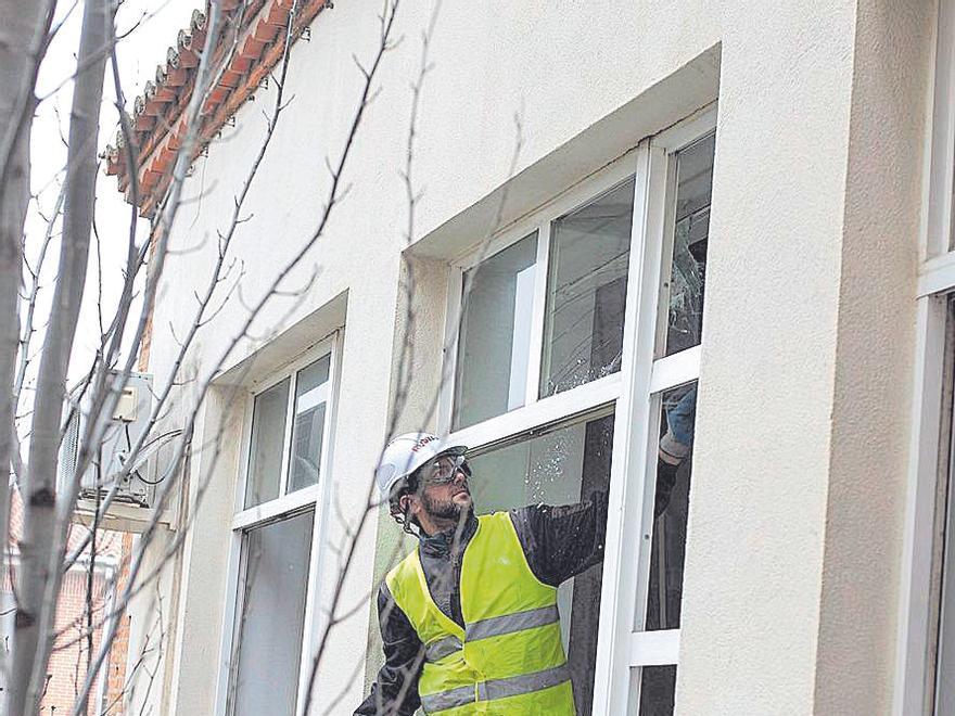 Un trabajador en el Centro de Salud Parada del Molino. | Emilio Fraile