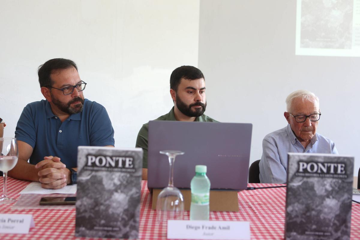 O autor, entre Porral e Galego.