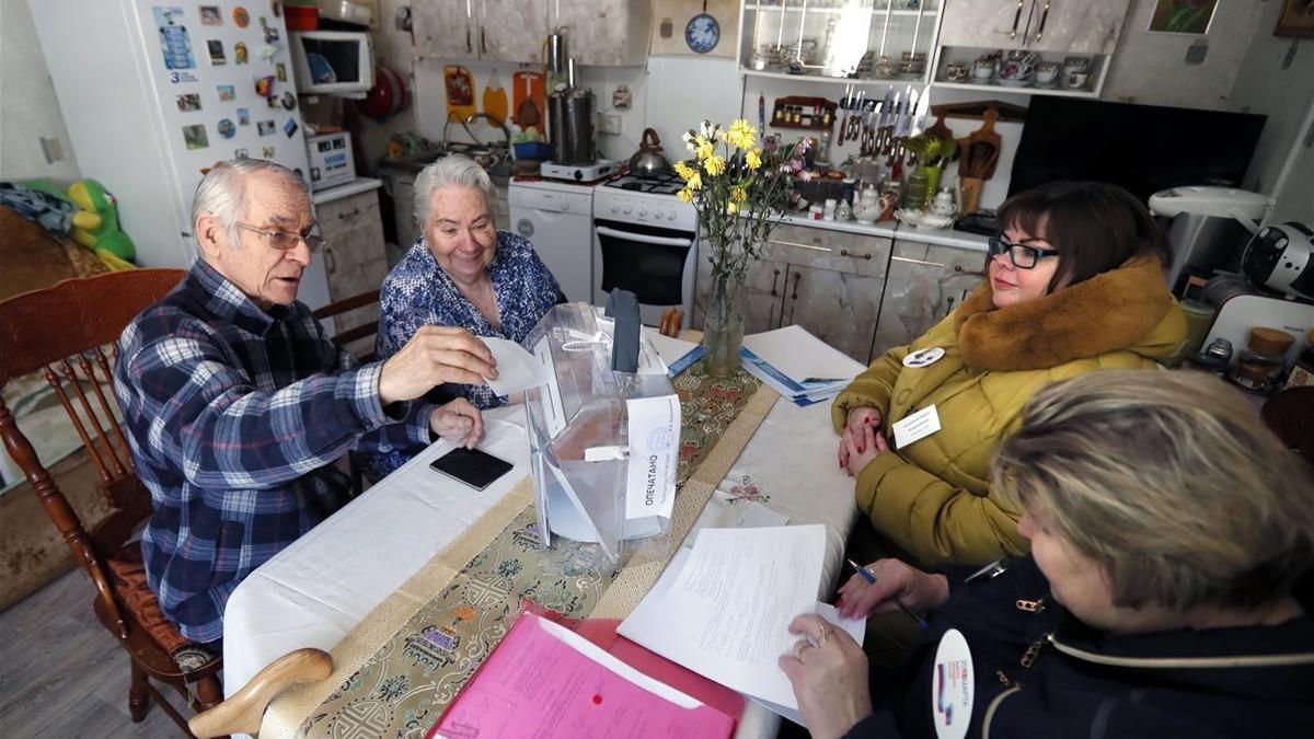 Ancianos rusos votan en su casa, en Dedukino, gracias a una mesa electoral móvil