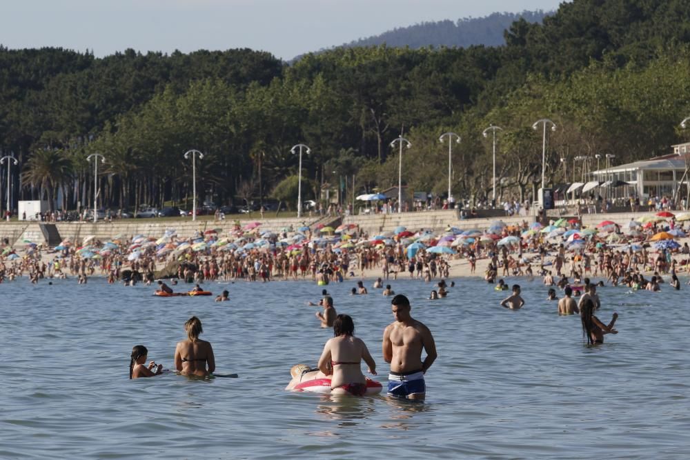 Tiempo en Galicia | La ola de calor abarrota Samil