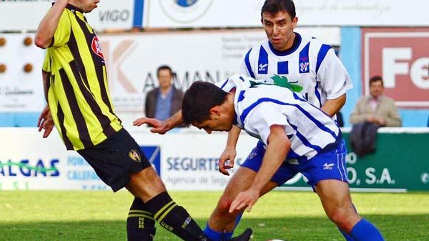 Iago Paz, del Rápido de Bouzas, intenta controlar un balón. // FDV