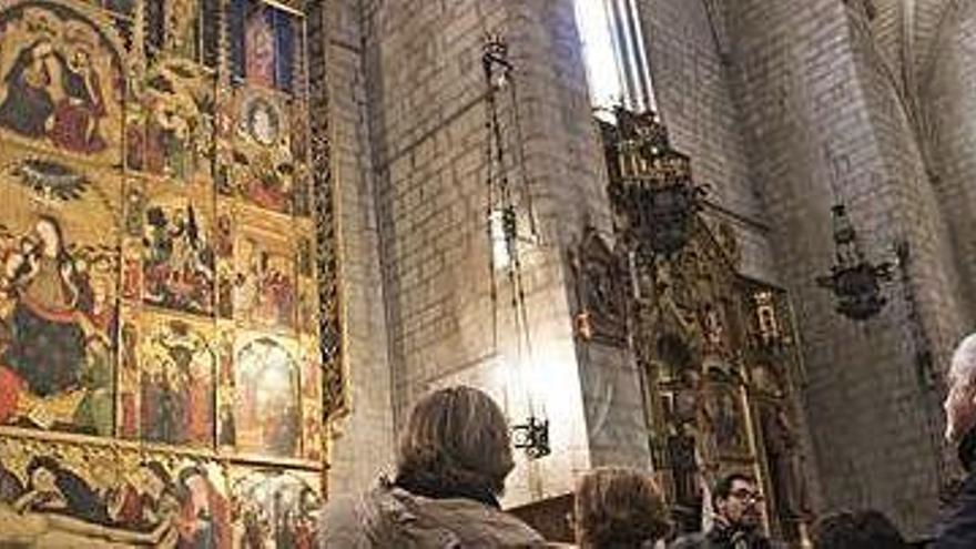 La visita «Manresa, Cor de Catalunya» entra a la basílica de la Seu