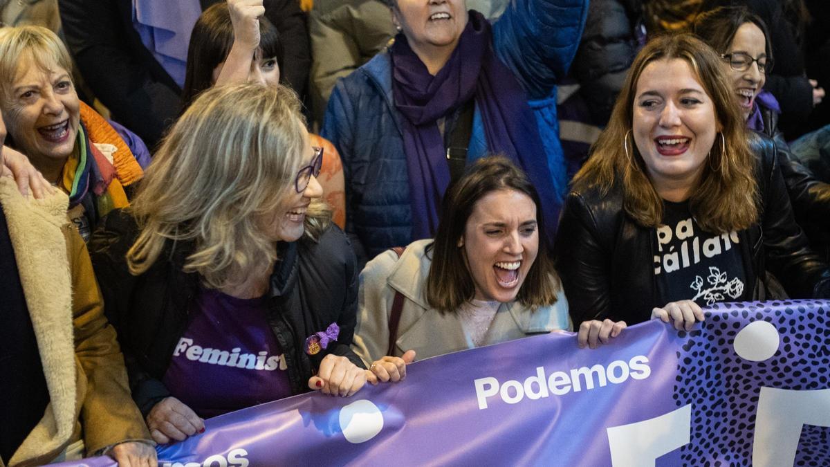 La exministra de Igualdad, Irene Montero,  encabeza una manifestación contra la violencia hacia las mujeres, a 25 de noviembre de 2023, en Madrid (España). La manifestación, convocada por la Comisión 8M, ha tenido lugar en el Día Internacional de la Eliminación de la Violencia contra la Mujer bajo el lema ‘Se acabó: nuestra lucha es global’.