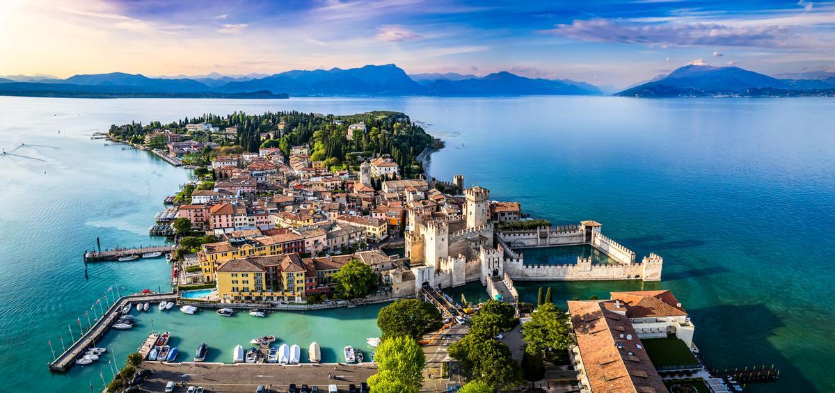 Vistas del casco antiguo y el puerto de Sirmione.