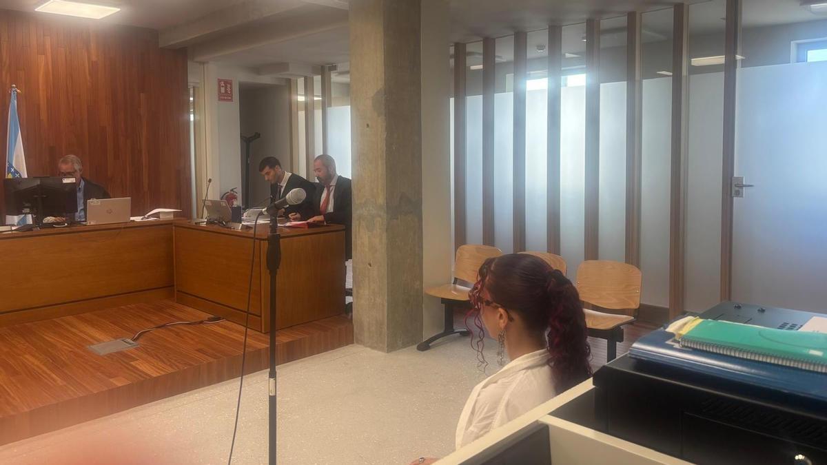 La acusada, de espaldas, en el juicio.