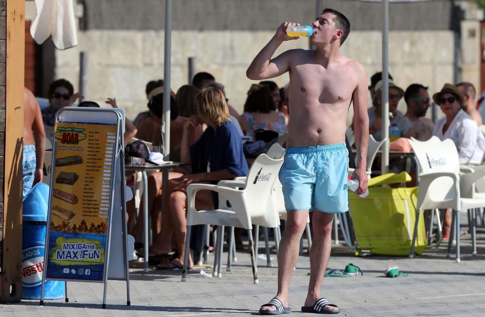 El termómetro de Plaza América, todo el día al sol, llegó a marcar los 43º - Playa y helados, la receta preferida para huir de las altas temperaturas.