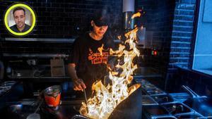 Un cocinero trabajando en un restaurante frente a las altas temperaturas.