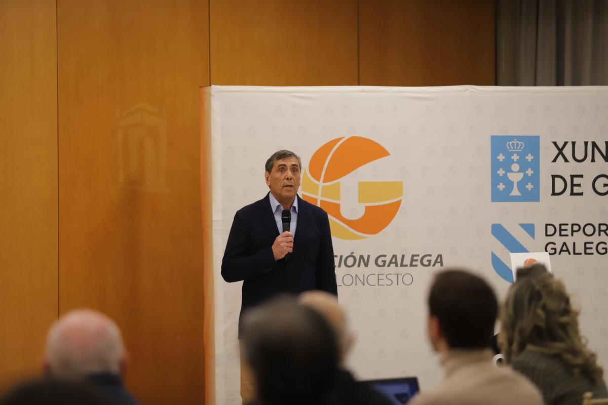 Julio Bernárdez, durante su intervención en la asamblea.
