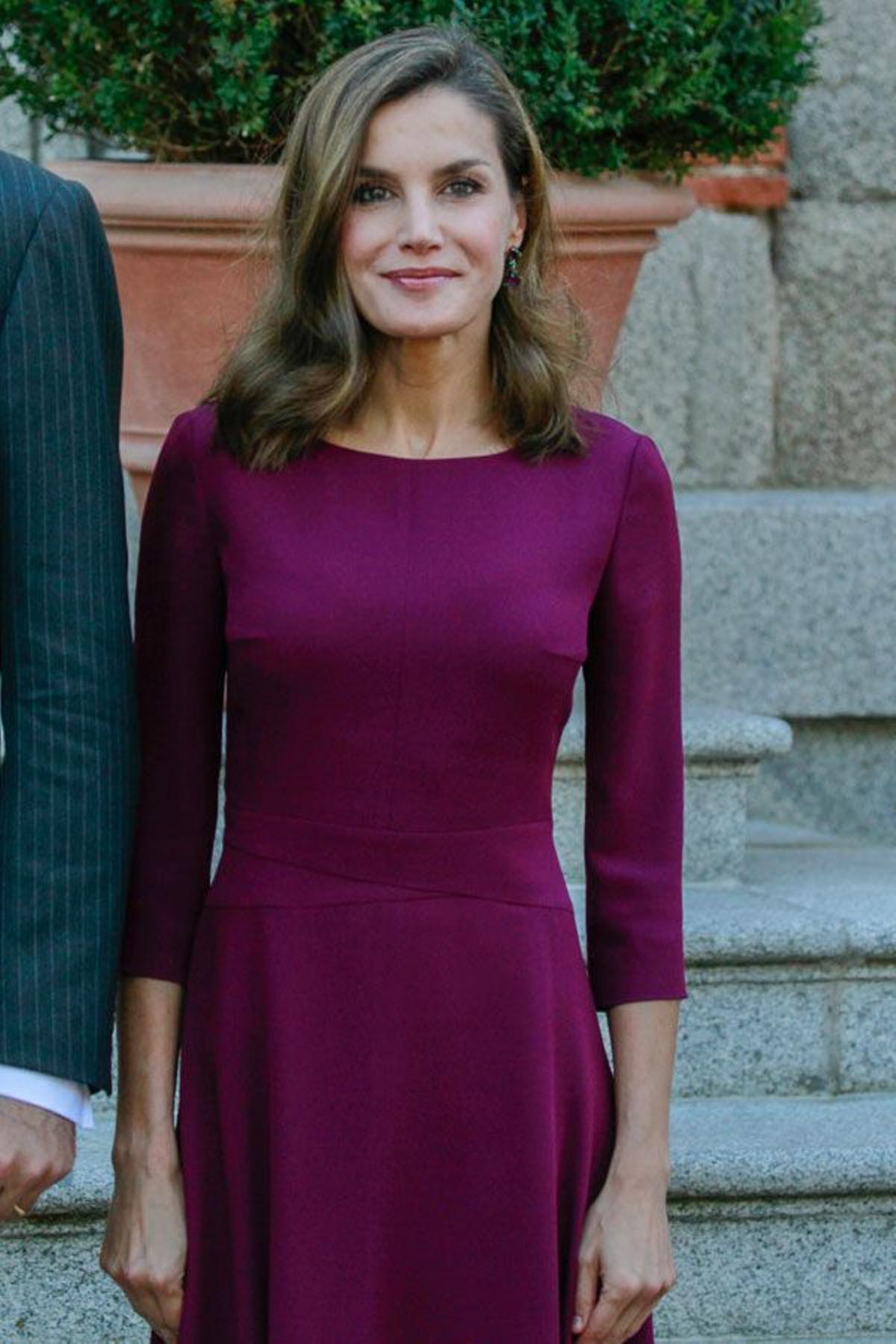 Letizia Ortiz con vestido magenta de Hugo Boss