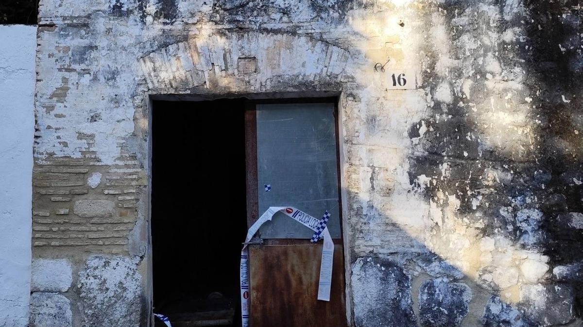 Puerta rota y cinta policial retirada en el Molí Descals, en una fotografía del lunes.