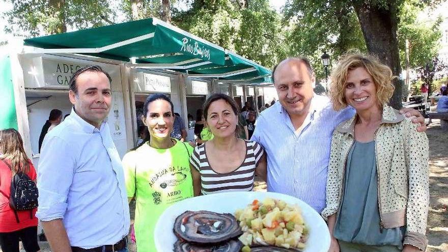 Nava Castro, Horacio Gil y tres ediles muestran un plato de lamprea seca. // A. Hernández