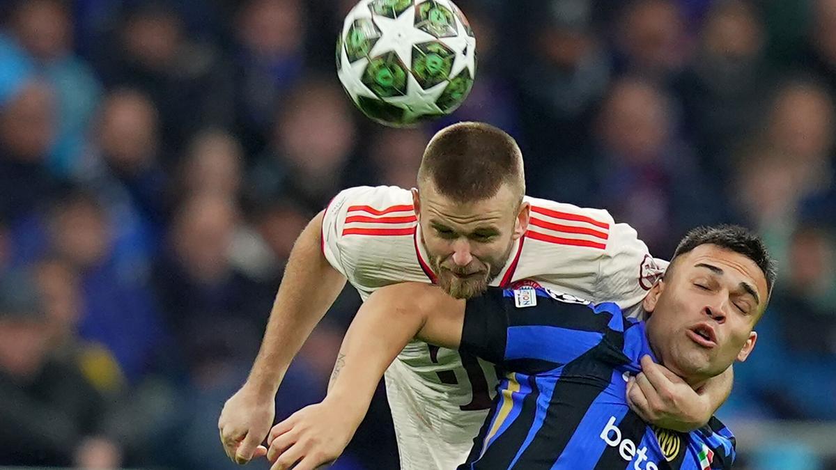 Lautaro Martinez lucha con Eric Dier