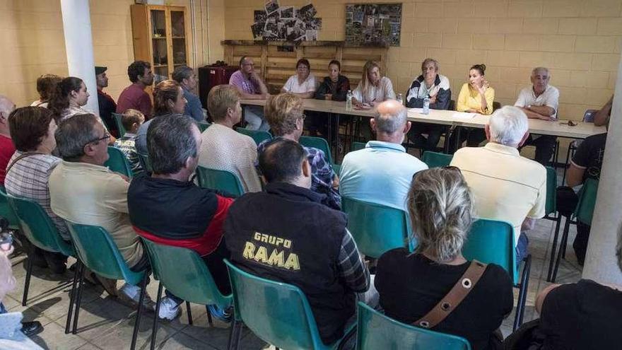 Asamblea vecinal, ayer en el local de Montes de Coruxo. // C. Graña