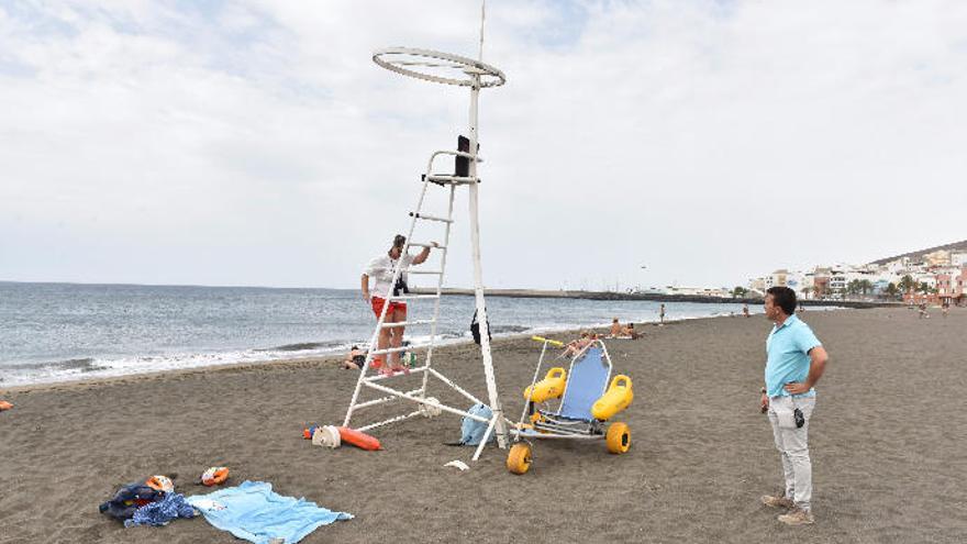 Playa de Canarias con personal de vigilancia.