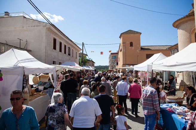 Políticos y caracoles en la tradicional Fira del Caragol de Sant Jordi