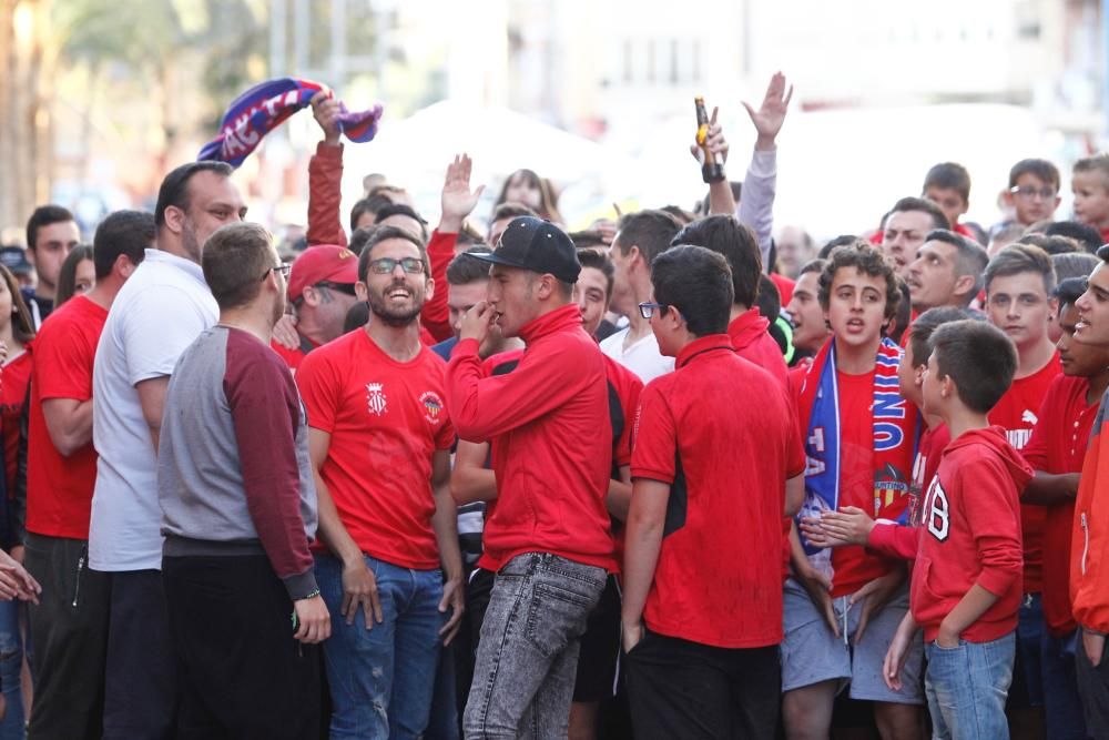 El Atlético Saguntino celebra el título de campeón por todo lo alto