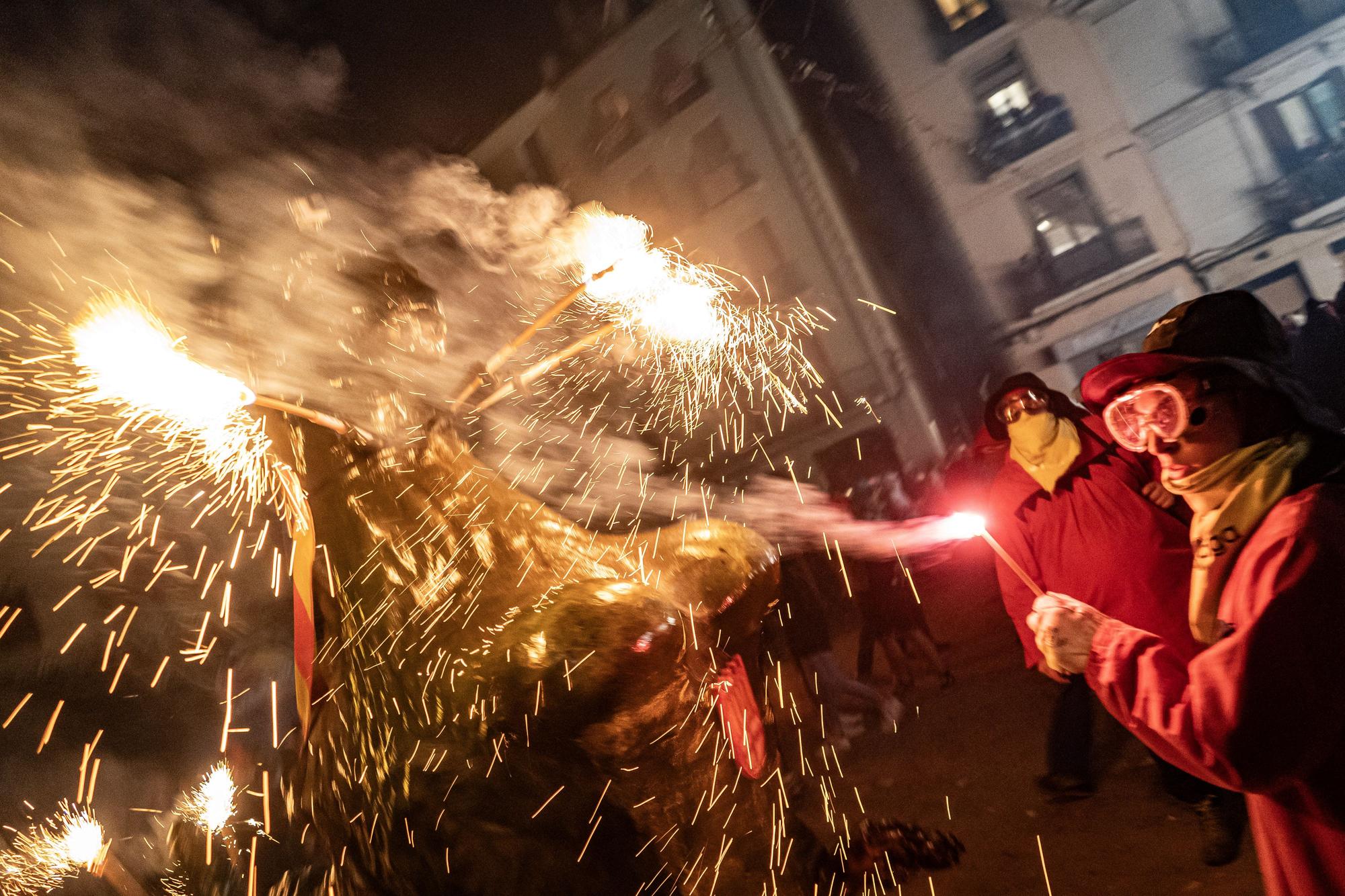 Un Correfoc multitudinari omple de pólvora i gresca el centre històric de Manresa