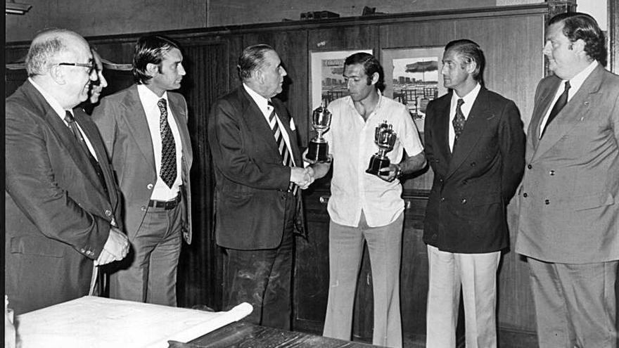 Vega-Arango, Quini y Vicente Miera en la entrega al delantero del Sporting de uno de sus trofeos &quot;Pichichi&quot;