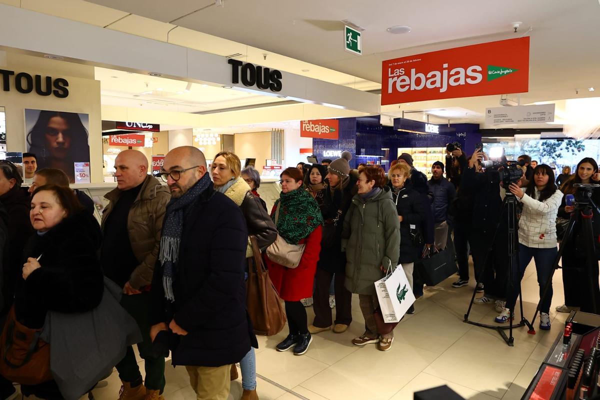 En imágenes | Comienzan las rebajas de invierno en Zaragoza