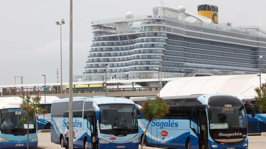 Servicio de autobuses para recoger a los pasajeros de un crucero.