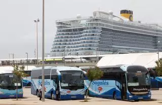 El taxi estacional deja sin chóferes al transporte de mercancías y a los autobuses de Ibiza