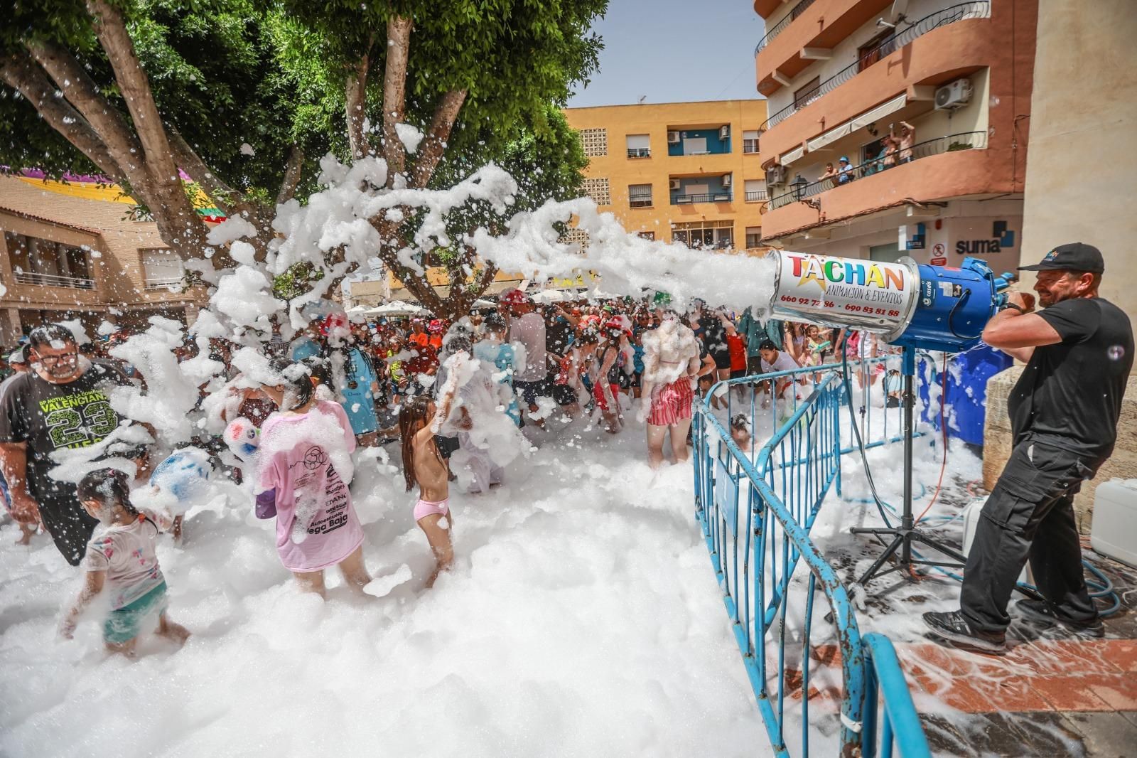 El primer Chupinazo, el de Catral, arranca el ciclo de fiestas veraniegas de los pueblos de la Vega Baja