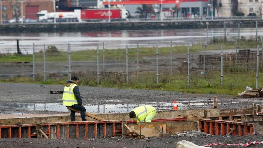 Dos operarios, ayer, en las obras de construcción del enlace ferroviario.