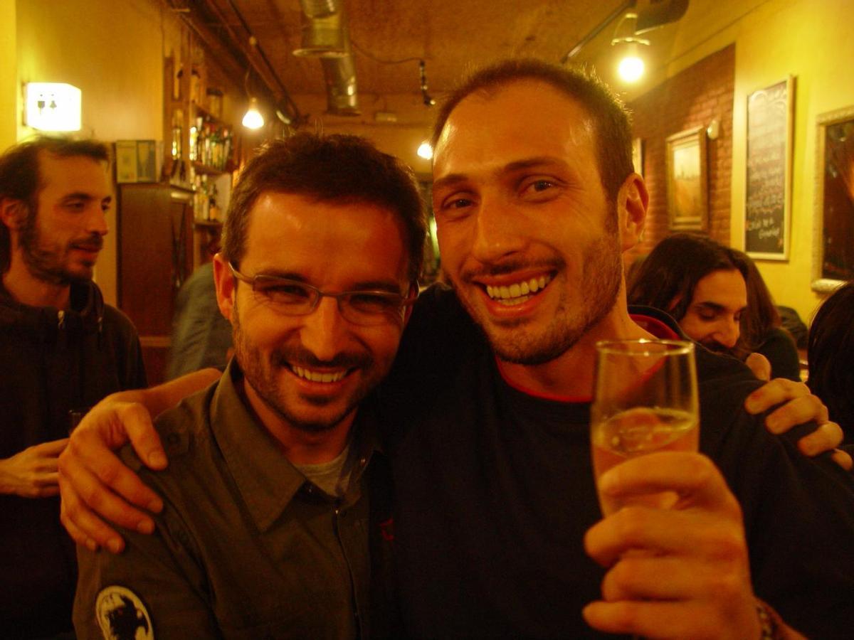 Alejandro junto a Jordi Évole durante una cena