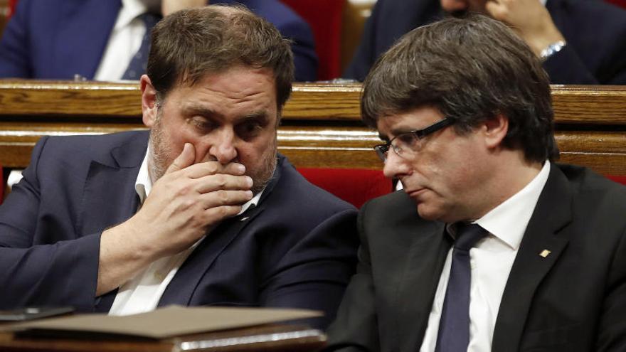 Junqueras y Puigdemont, en el Parlament en 2017.