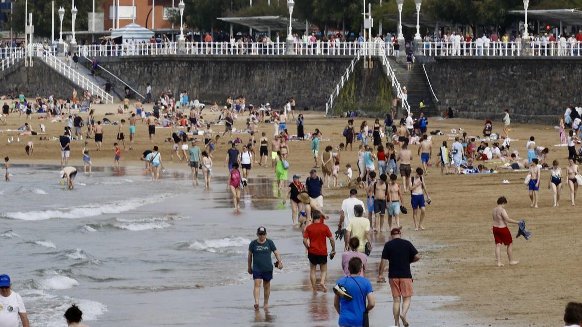 La playa de San Lorenzo, llena de bañistas este sábado de mayo.
