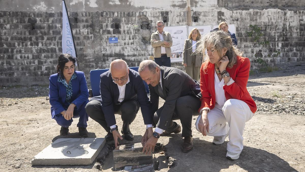 Colocación de la primera piedra de la construcción de 63 viviendas públicas para alquiler en El Secadero.