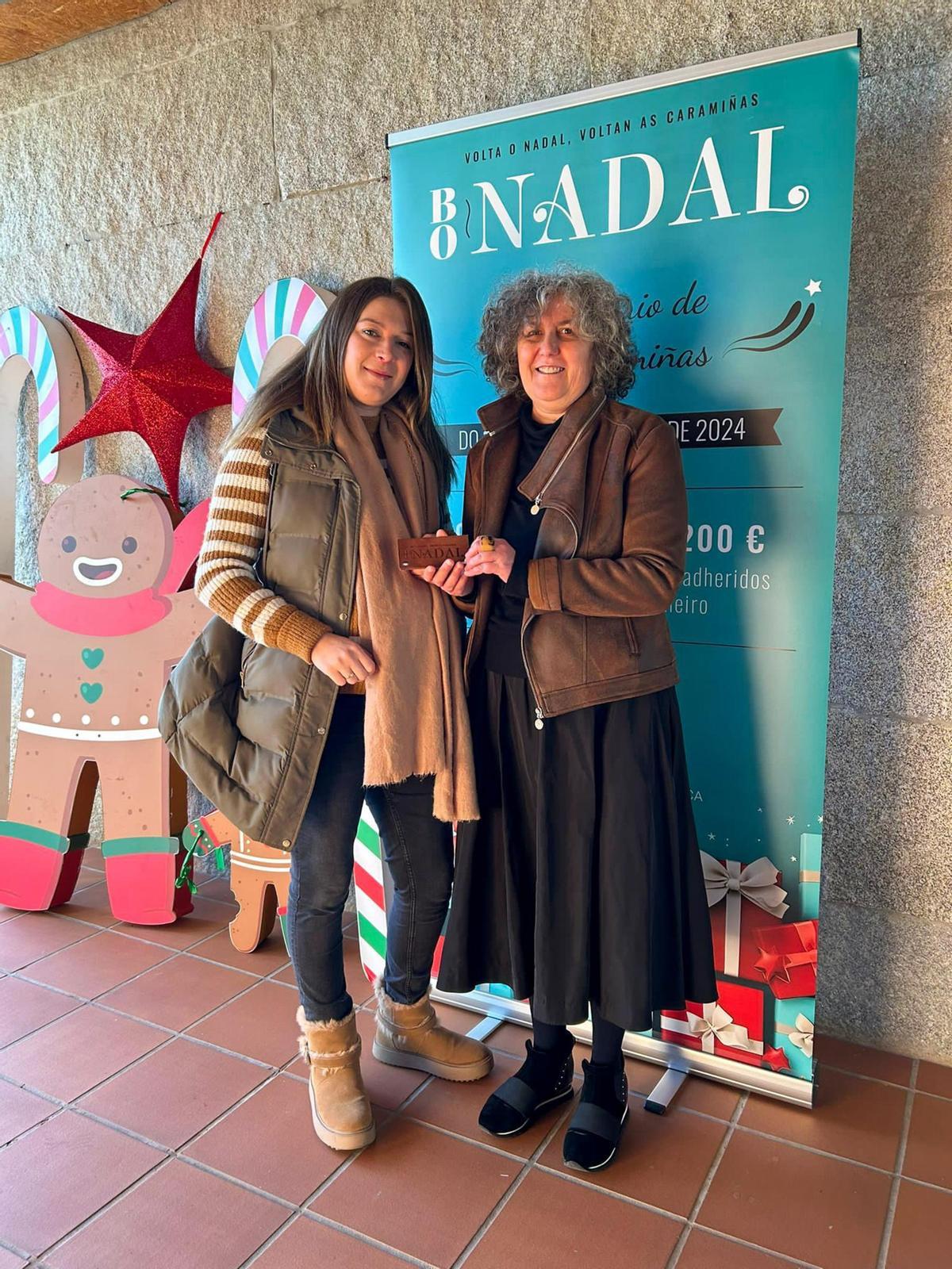 Amparo Cerecedo hizo entrega de las 'caramiñas' a las primeras personas agraciadas Amparo Cerecedo hizo entrega de las 'caramiñas' a las primeras personas agraciadas