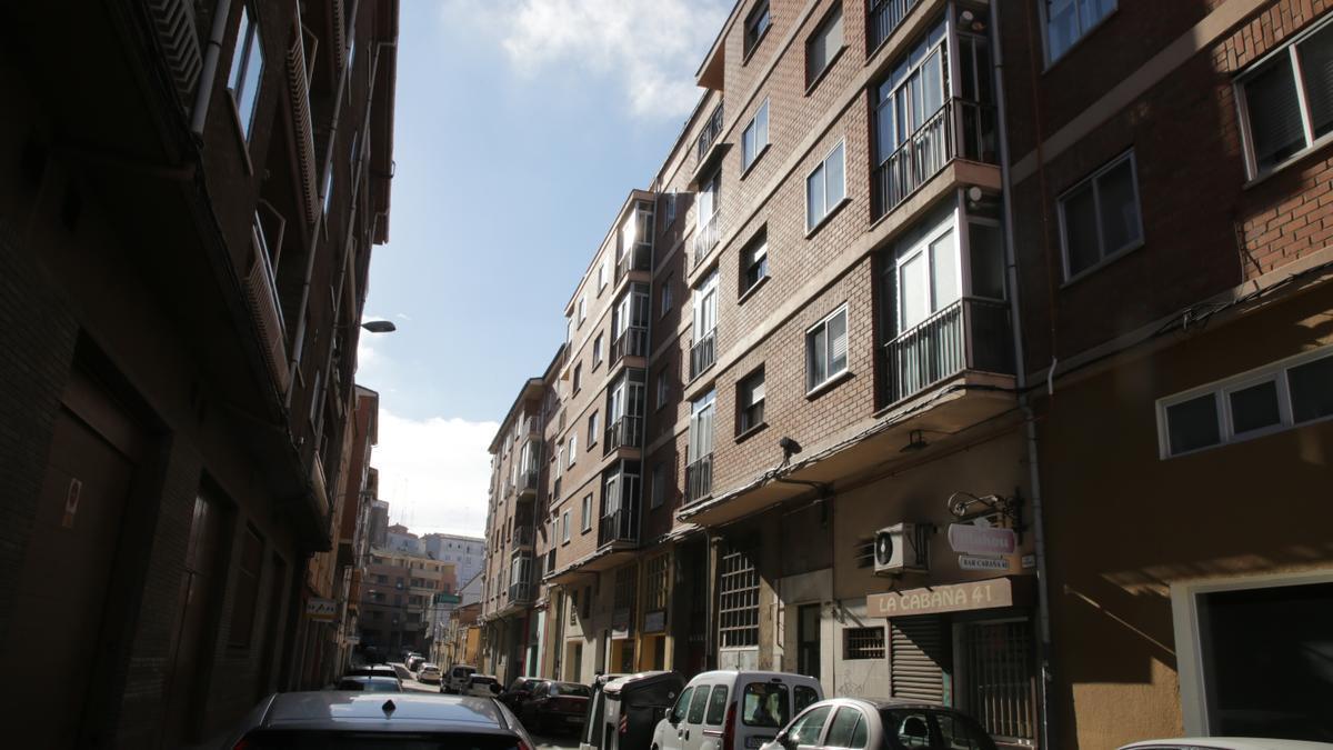 Calle Fuentelarreina de Zamora donde un hombre se ha tirado por la ventana tras sufrir un brote psicótico.