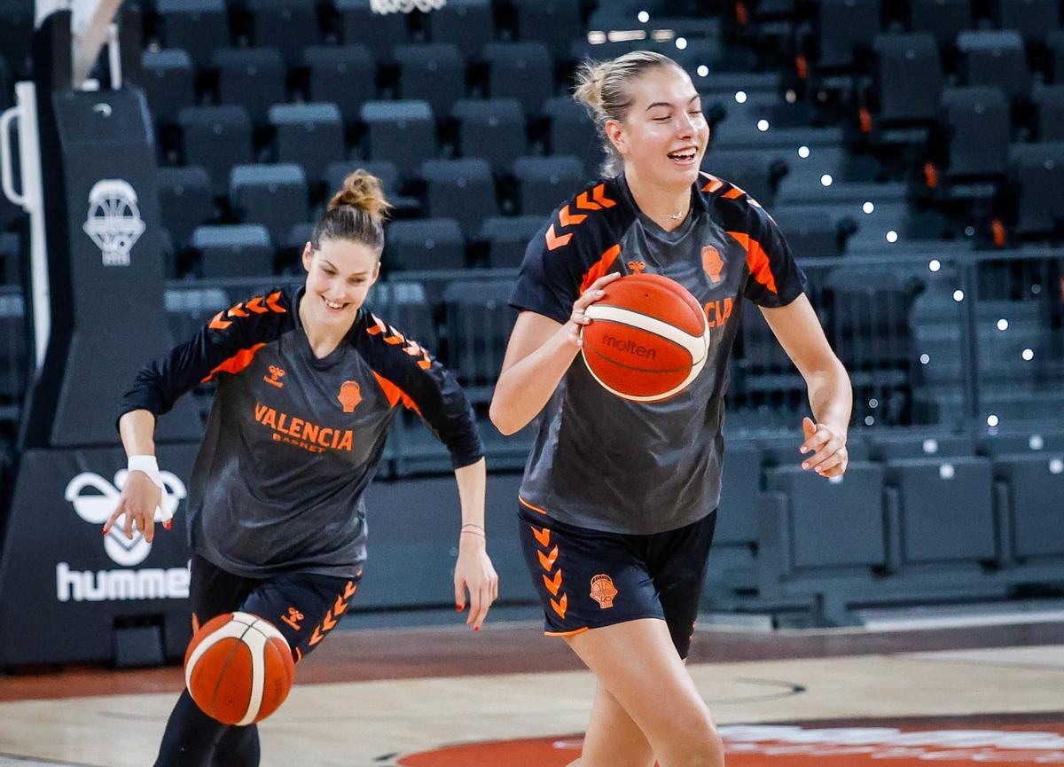Kamila Borkowska y Virag Takacs-Kiss, en el entrenamiento previo al estreno en la Euroliga.