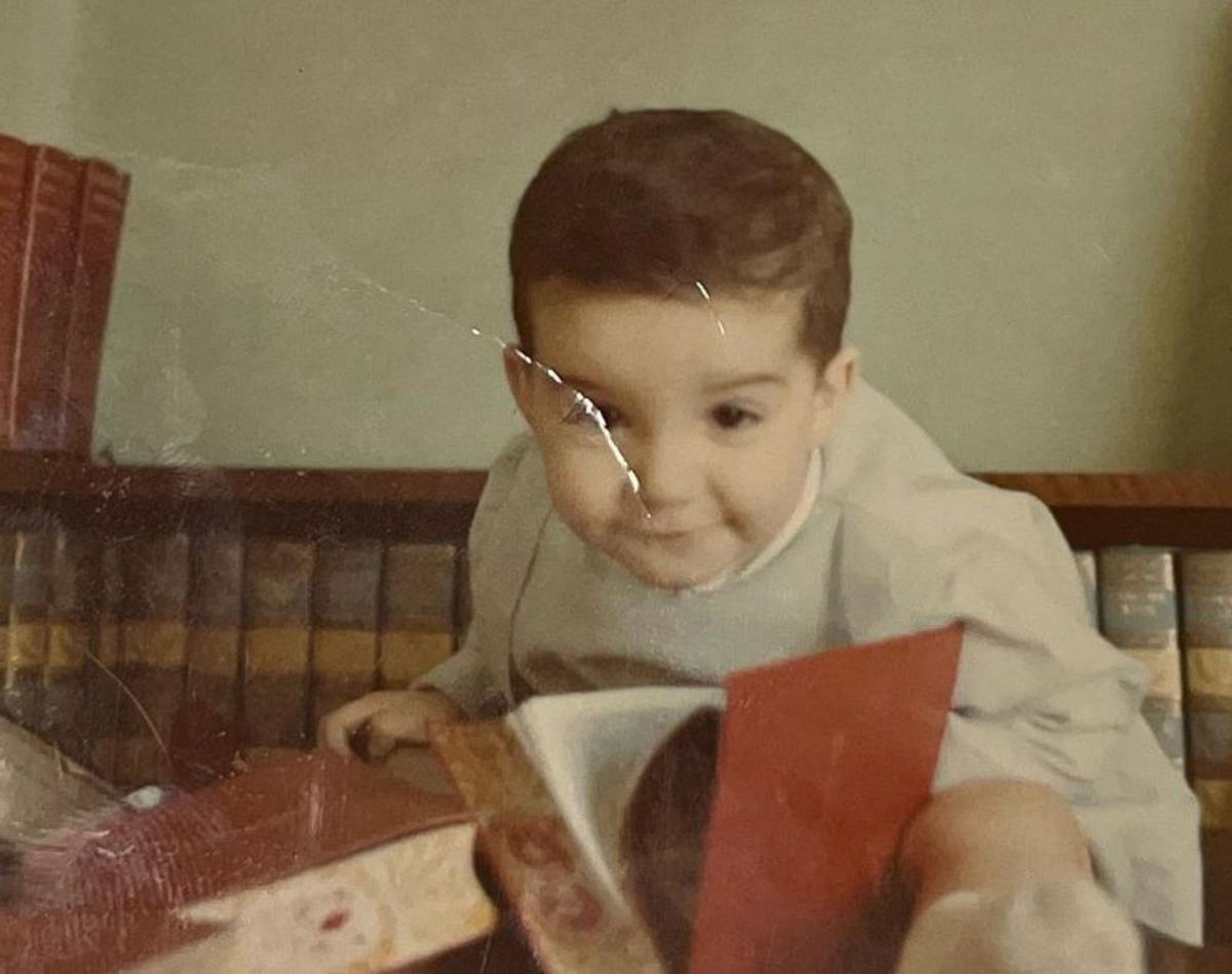 Gonzalo Rivaya, con su libro entre las manos y delante del Instituto Alfonso II, donde estudió. | JER OSPINA