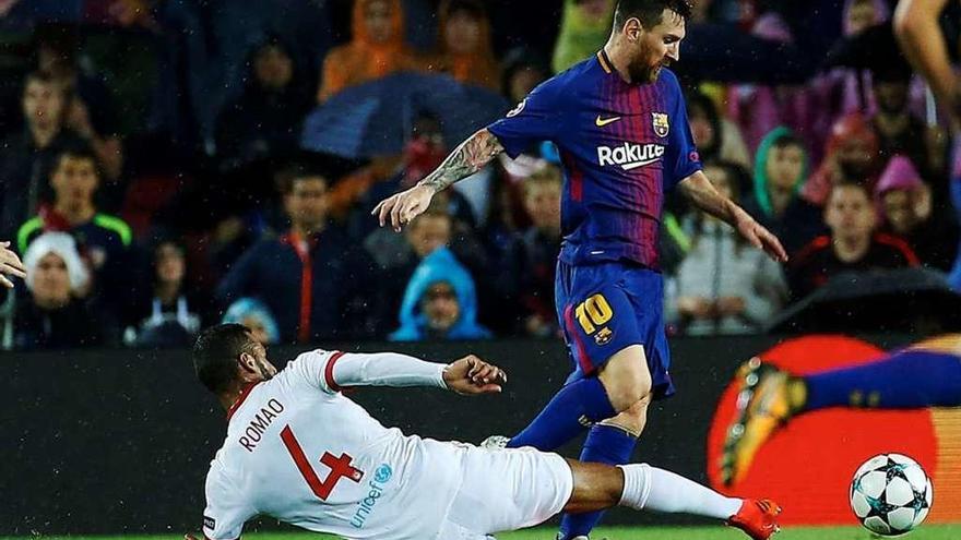 Messi regatea a Romao, durante el partido de ayer.