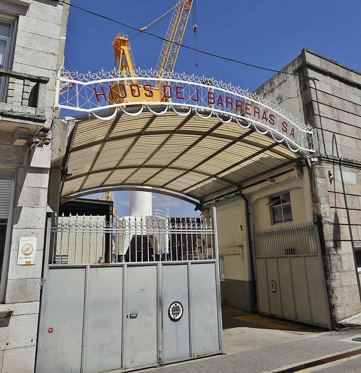 Portalón de entrada a Barreras, ayer parcialmente cerrado.  | // PABLO HERNÁNDEZ GAMARRA