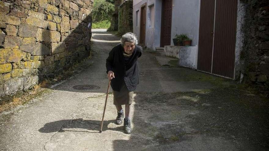 La señora Eladia, la única persona que vive en Noguedo, a pesar de que tiene 99 años de edad. // B. Lorenzo