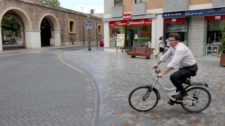 Un ciclista deja la zona peatonal de la calle Santa Florentina para acceder a la carretera que permite el tráfico rodado en la plaza Juan XXIII.