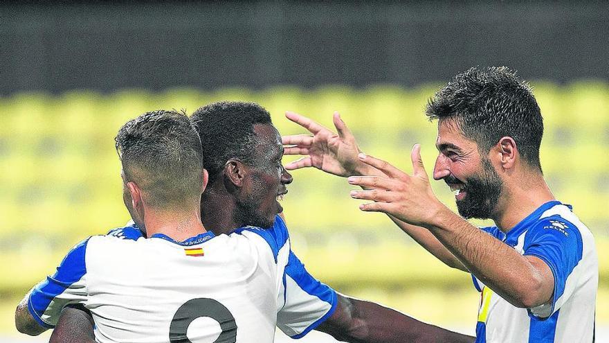 Carlos Martínez (a la derecha) felicita a Emaná, el pasado domingo en Villarreal.