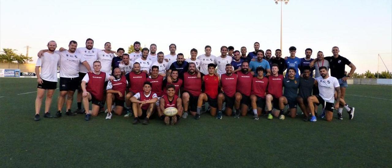 La plantilla del El Toro RC posa el pasado lunes en Son Caliu antes de su primer entreno