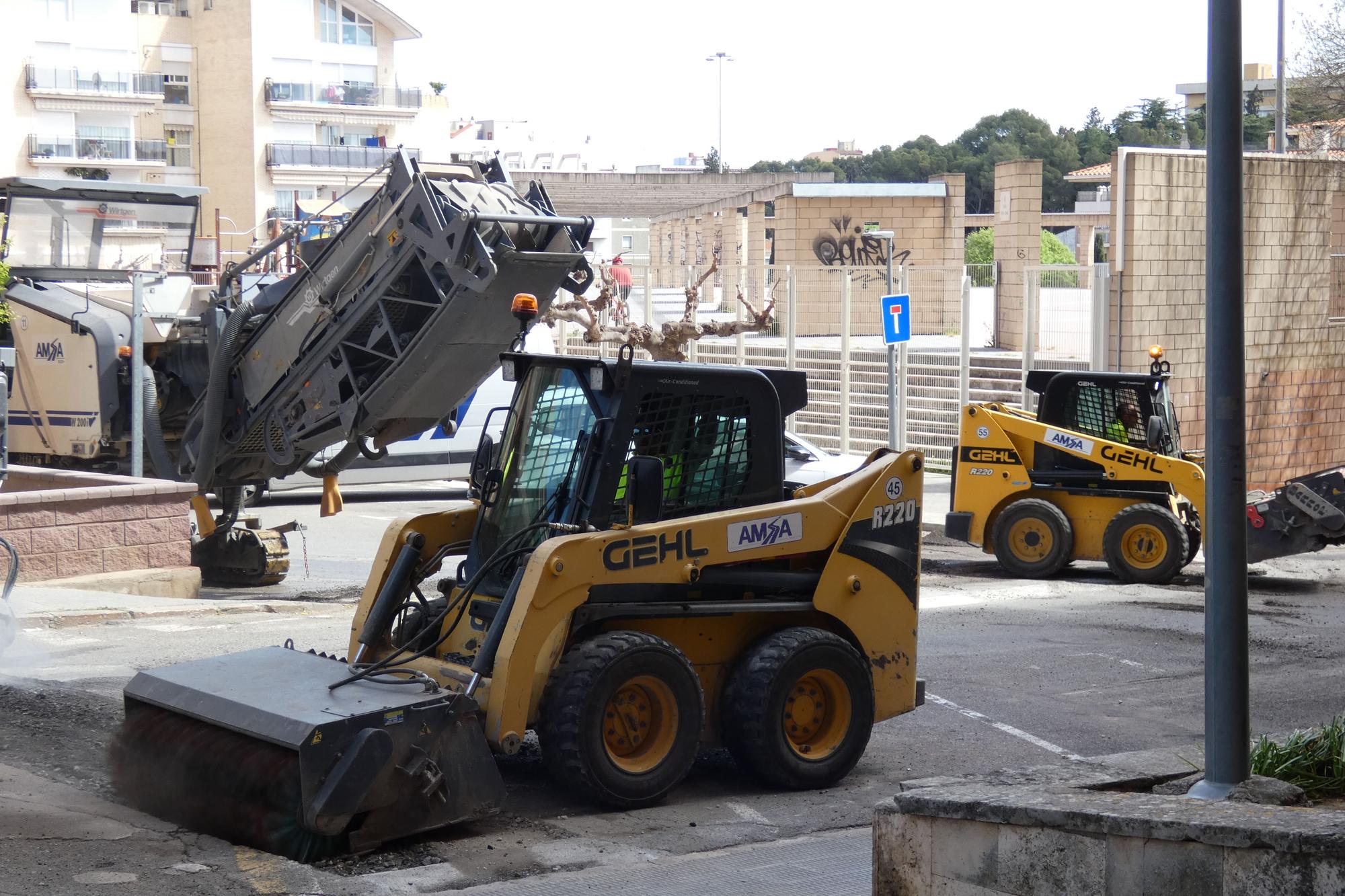 Comencen les tasques d'asfaltatge del carrer Cresques Elies de Figueres