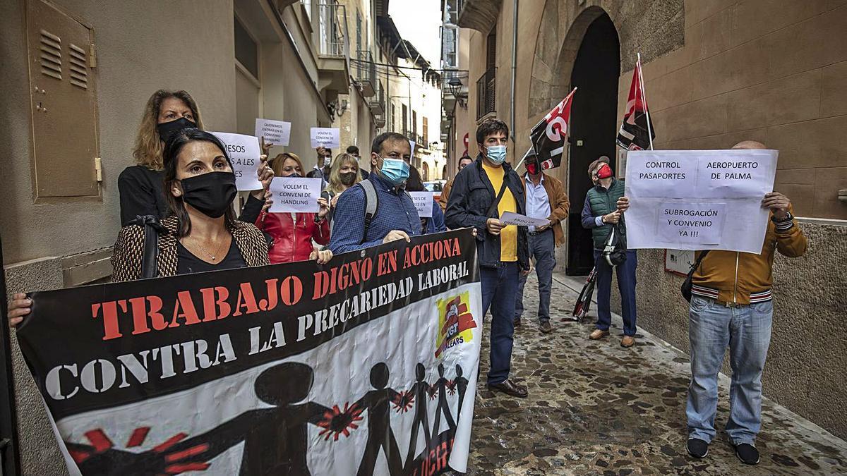 Los empleados de Acciona durante la concentración de ayer en la calle Montenegro.